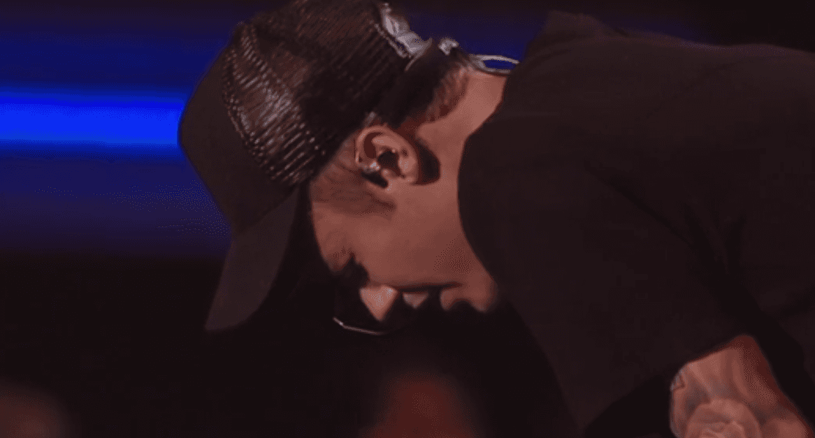 Justin Bieber emocionou o público ao cair no choro (Foto reprodução)