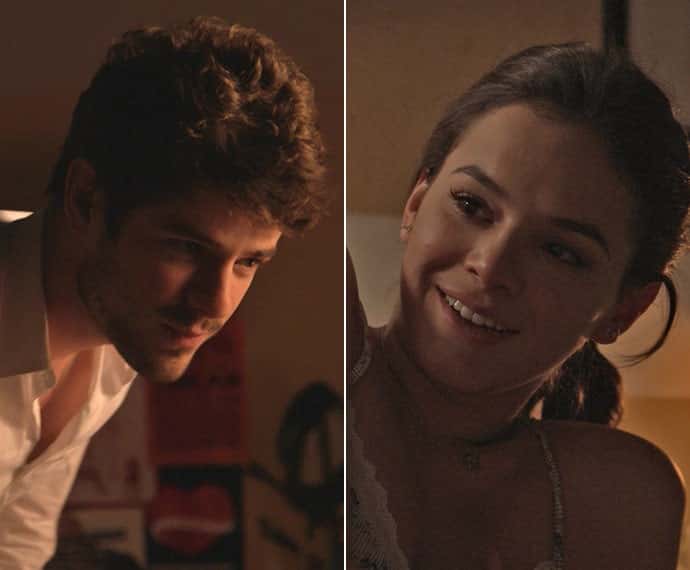 Benjamin chega e pega Mari de surpresa, sozinha no quarto (Foto: TV Globo)