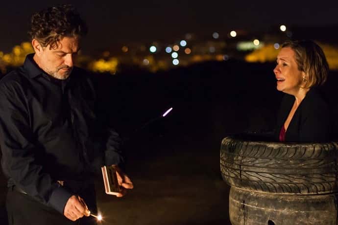 Osvaldo segue ordens de Beatriz, e aterroriza Inês (Foto: Artur Meninea/Gshow)