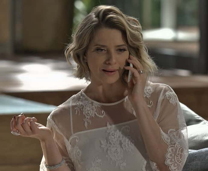 Soraya recebe telefonema misterioso (Foto: TV Globo)