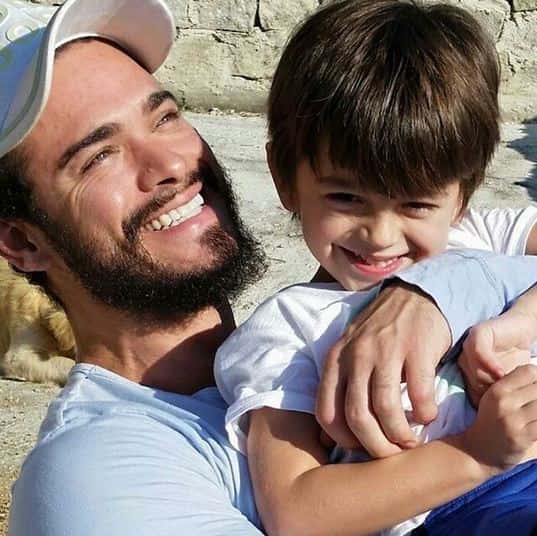 Sidney Sampaio (Oseias) recebeu a visita para lá de especial do filho Leonardo durante gravações de Os Dez Mandamentos (Foto: reprodução)