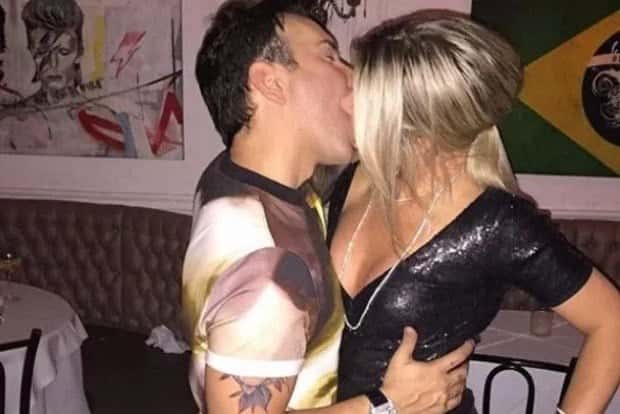 Iris Stefanelli troca beijos com apresentador (Foto: Reprodução)