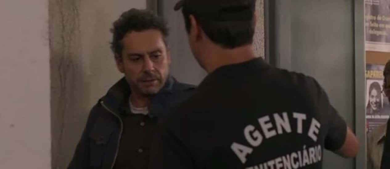 Alexandre Nero na cena em que seu personagem tenta entrar no presídio