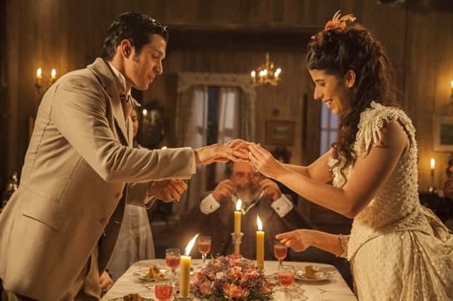 Roberto (Rômulo Estrela) pede a mão de Bianca (Flora Diegues) em noivado (Foto: Globo/Pedro Curi)