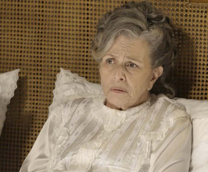 Condessa Vitória diz que tem medo que Lívia se afaste dela (Foto: TV Globo)
