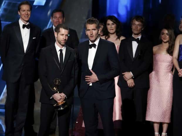 D.B. Weiss e David Benioff, produtores de 'Game of Thrones', sobem ao palco para receber o prêmio de melhor série dramática no Emmy 2015 (Foto: REUTERS/Lucy Nicholson)