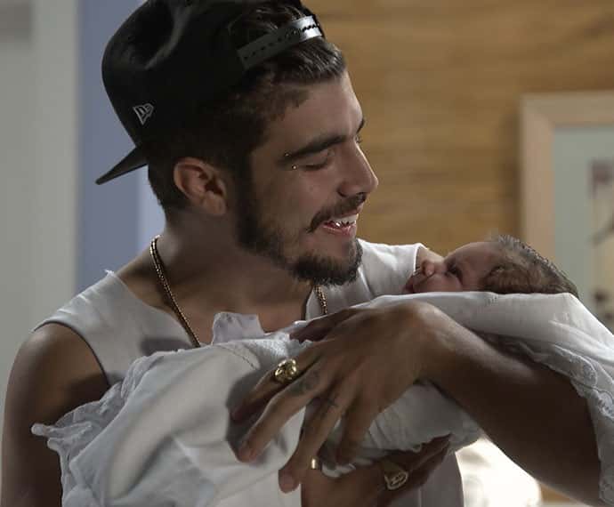 Grego visita Margot na maternidade e pega Maria no colo (Foto: TV Globo)