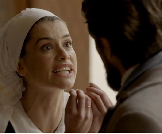 Lívia fica desesperada com a ameaça de Felipe (Foto: TV Globo)