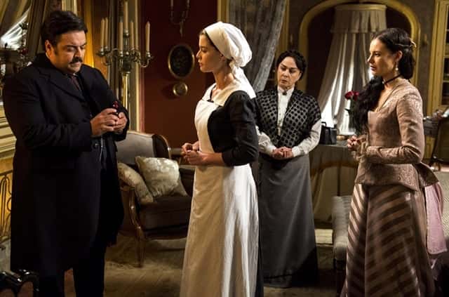 Dr. Botelho (Marcelo Torreão), Lívia (Alinne Moraes), Zilda (Nívea Maria) e Melissa (Paolla Oliveira) (Foto: Globo/Estevam Avellar)