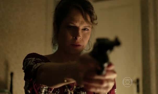 Carolina deve se suicidar com a arma do pai no último capítulo. (Foto: Reprodução/TV Globo)