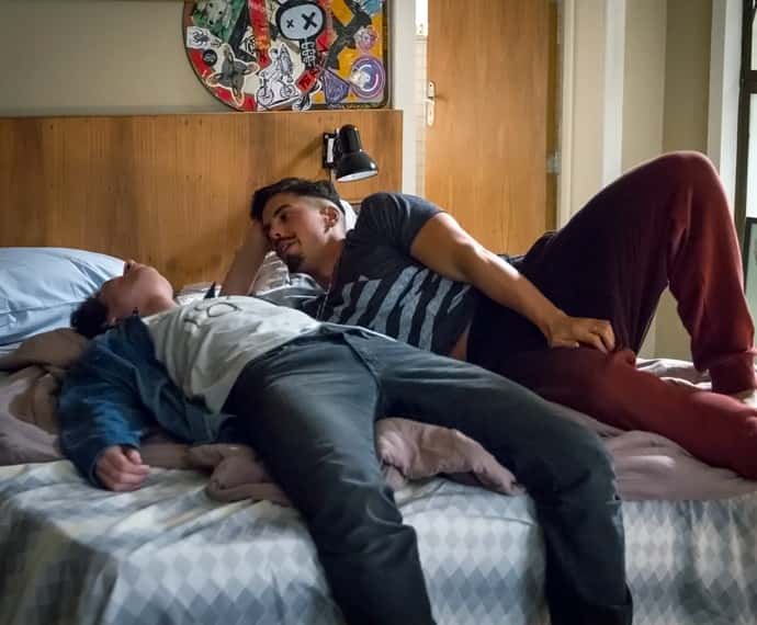 Bruno e Sam ficam sozinhos no apartamento (Foto: Fabiano Battaglin / Gshow)
