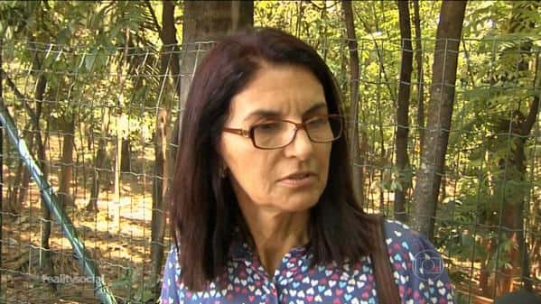 Mulher foge de repórter da Globo e vira piada na internet (Foto: Reprodução/Globo)