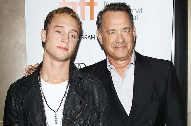Chet ao lado de Tom Hanks. (Foto: Divulgação)