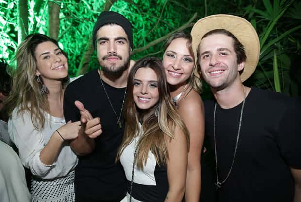 Caio Castro ao lado dos amigos (Foto: Divulgação)