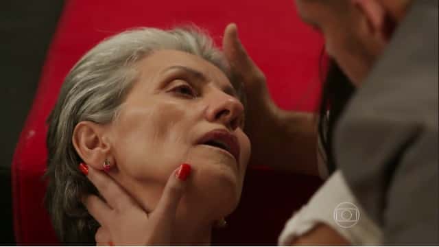 Djanira é assassinada em "A Regra do Jogo" (Foto: Reprodução/Globo)