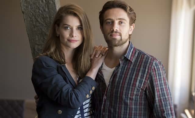 Lívia (Alinne Moraes) e Felipe (Rafael Cardoso) se reencontram no século 21 (Foto: Globo/Estevam Avellar)