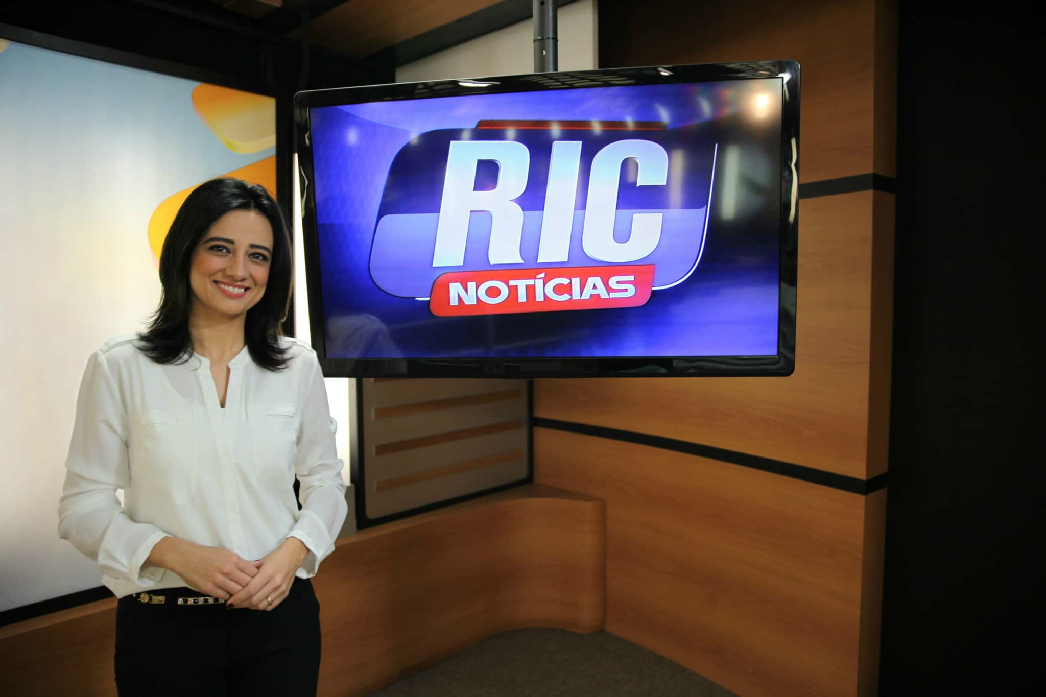 RIC Notícias cresce 36% em audiência em Curitiba.(Foto: apresentadora Alessandra Consoli)