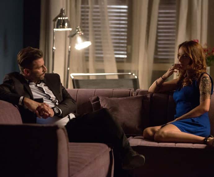 Ximena se preocupa com Grego ao conversar com Gabo sobre os atentados (Foto: Felipe Monteiro/Gshow)