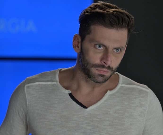 Furioso com o ataque da máfia a Ximena, Gabo faz ameaça a Dom Peppino (Foto: TV Globo)