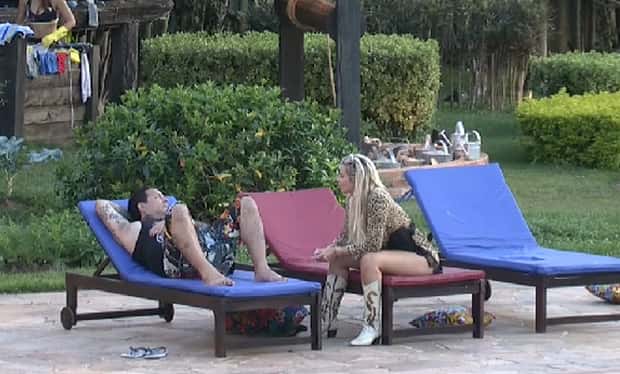 Modelo revelou interesse em conversa com Edu K. (Foto: Reprodução/Record)