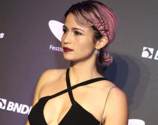 Nanda Costa radicalizou no visual (Foto: AgNews)