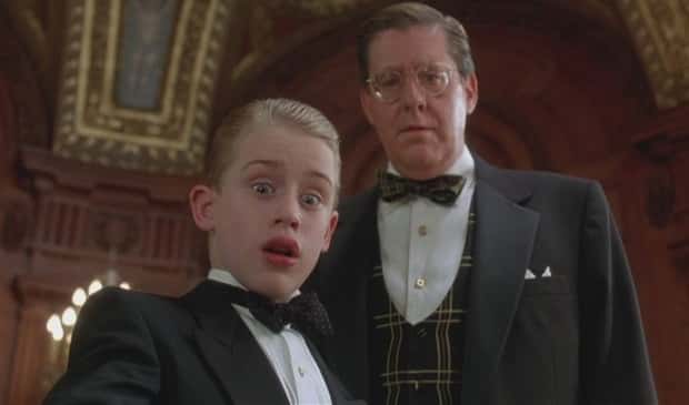 Macaulay Culkin e Edward Herrmann em cena de Riquinho (Foto: Divulgação)