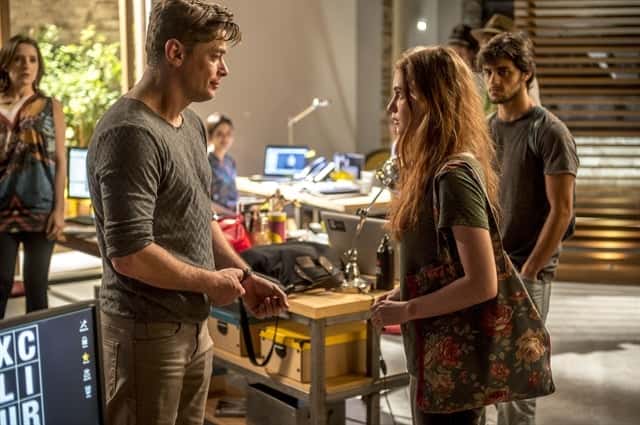 Jonatas ( Felipe Simas ) e Eliza ( Marina Ruy Barbosa ) olham em volta. Ele desconfiado. Ela agradavelmente surpresa. Arthur (Fábio Assunção) recebe a garota na agência (Foto: Globo/Renato Rocha Miranda)