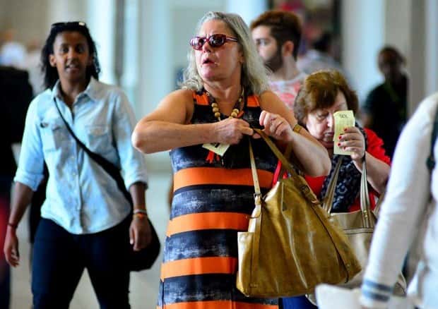 Vera Fischer aparece sem maquiagem em aeroporto (Foto: Divulgação)