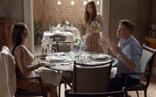 Arthur (Fábio Assunção) diz a Carolina (Juliana Paes) que consegue transformar Eliza (Marina Ruy Barbosa) na vencedora do concurso (Foto: Globo/Divulgação)