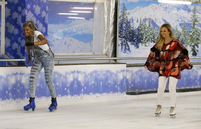 Eliana e Ludimilla se divertem no gelo (Foto divulgação)