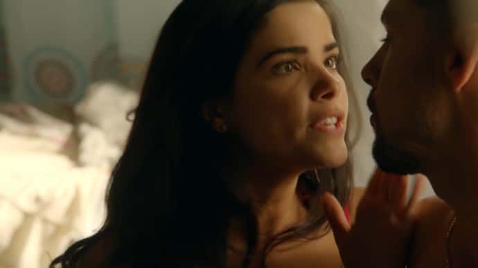 Tóia (Vanessa Giácomo) discute com Juliano (Cauã Reymond) em "A Regra do Jogo" (Foto: Reprodução/Globo)