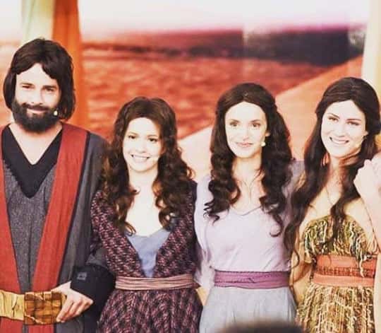 Rodrigo Phavanello com as candidatas (Foto Reprodução/Facebook)