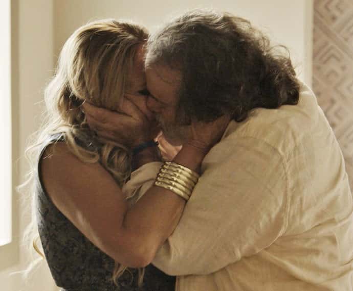 Zé Maria beija Adisabeba (Foto: TV Globo)