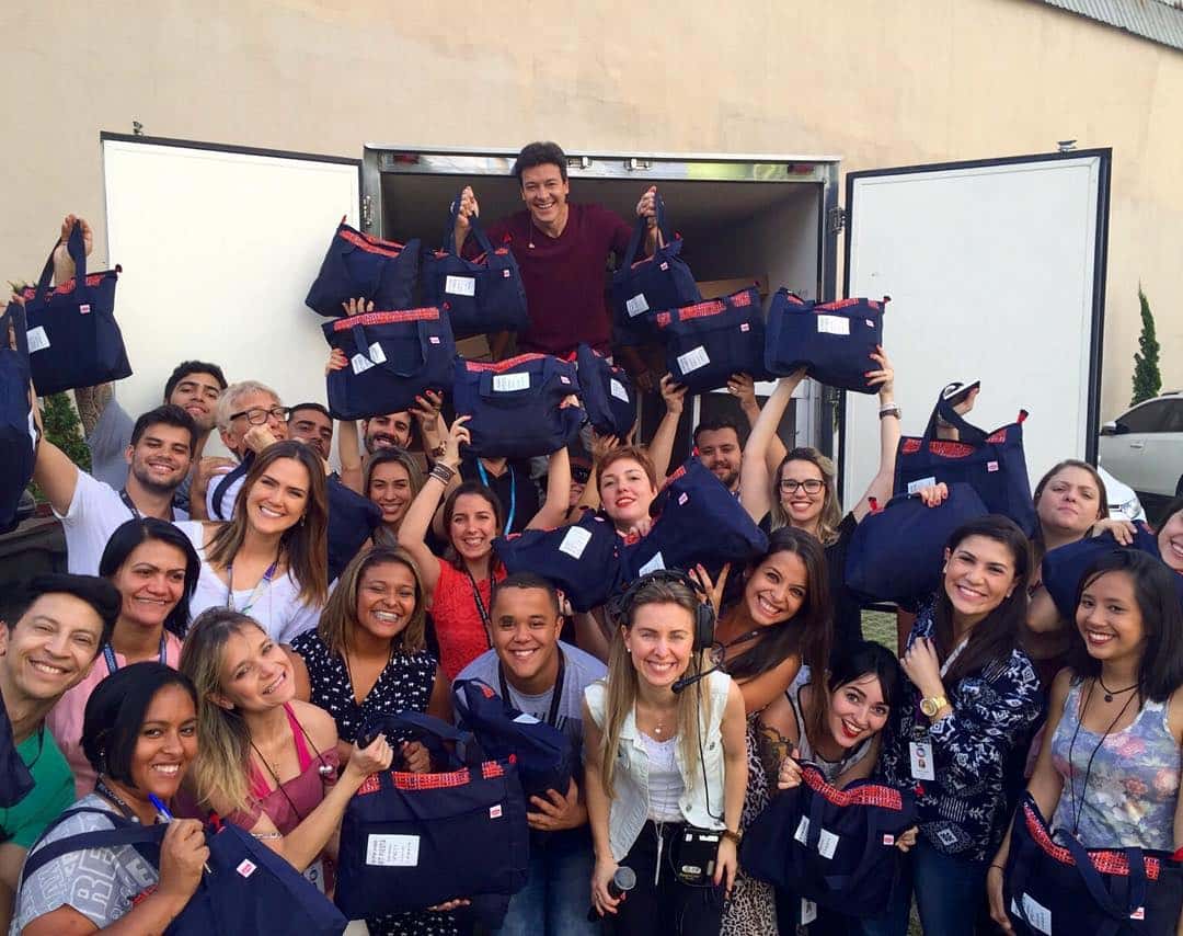 Rodrigo Faro distribuindo perus de Natal para equipe (Foto: Reprodução/Instagram)