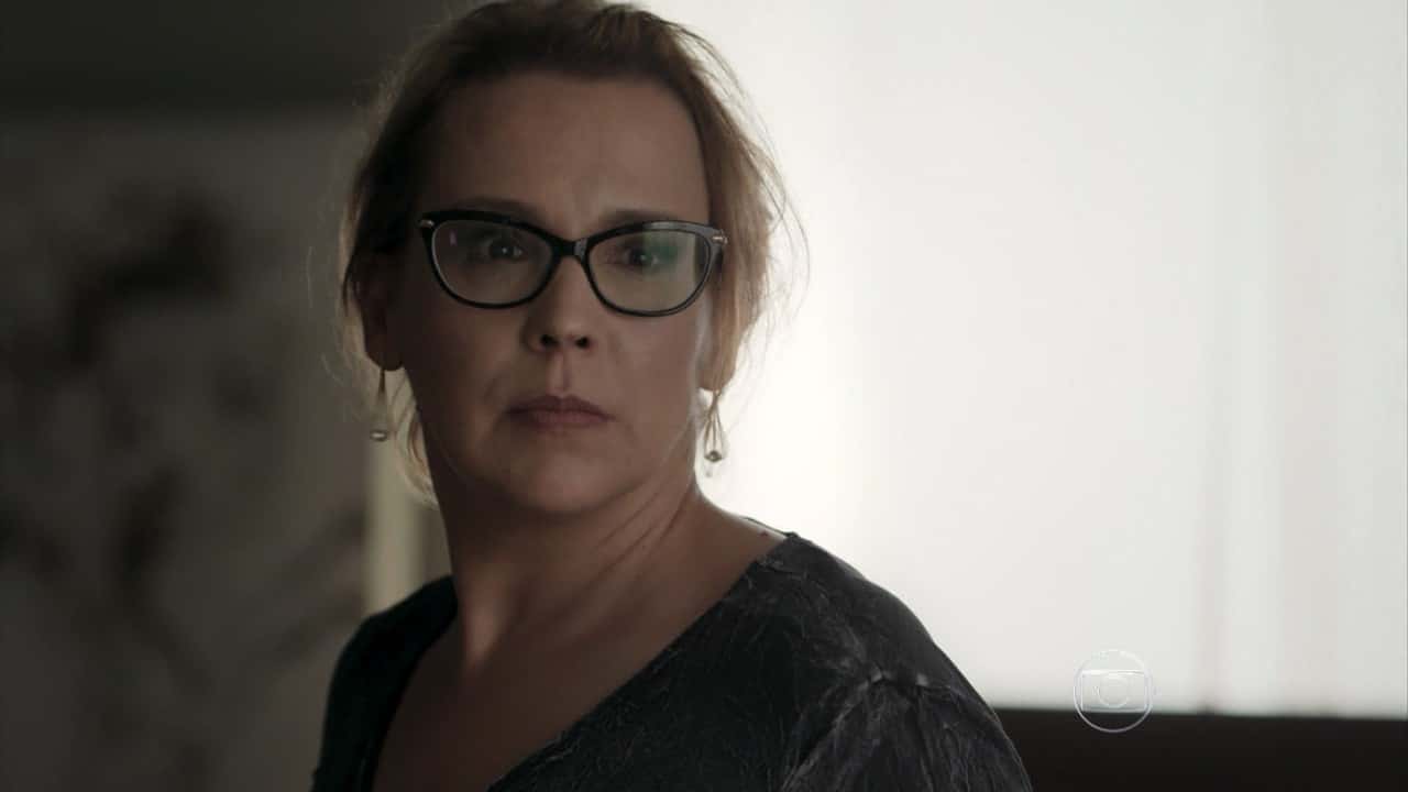 Emília (Ana Beatriz Nogueira) em cena de "Além do Tempo" (Foto: Reprodução/Globo)