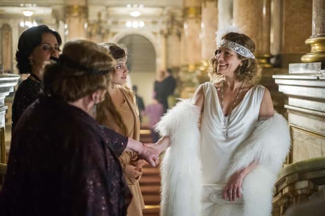 Isabel (Patricia Pillar) cumprimenta Consuelo (Aracy Balabanian), Iolanda (Lavinia Pannunzio) e Cecília (Alice Wegmann) no Teatro de Vila Nova (Foto: Globo/Caiuá Franco)