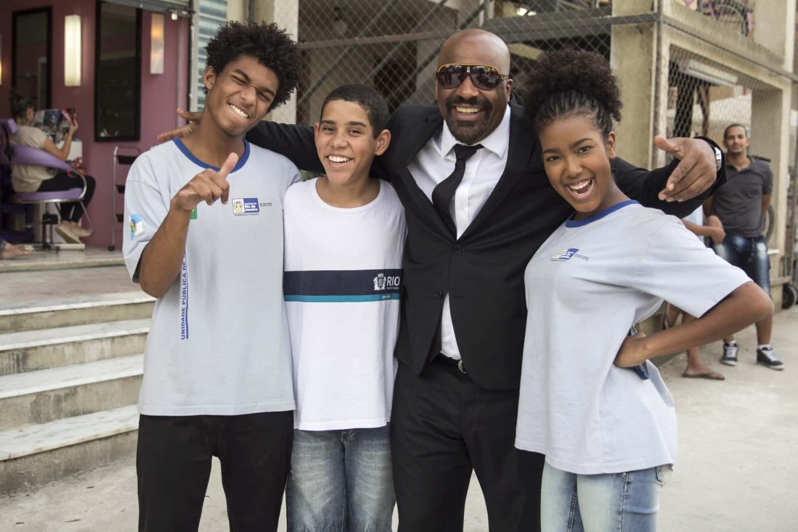 Wesley (Juan Paiva), Bola (Cauê Campos), Florisval (Aílton Graça) e Jennifer (Lellezinha)