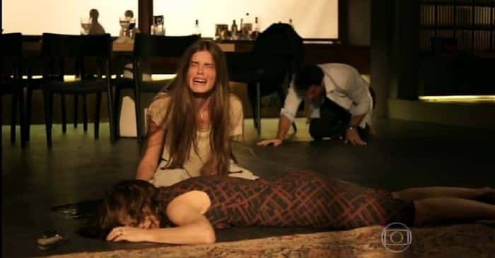 Angel (Camila Queiroz) chora a morte da mãe em "Verdades Secretas" (Foto: Reprodução/Globo)