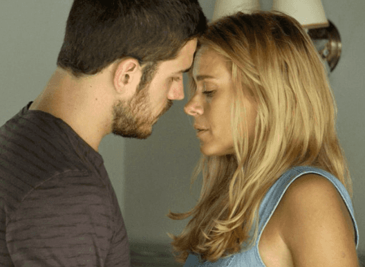 Dante (Marco Pigossi) e Lara (Carolina Dieckmann)