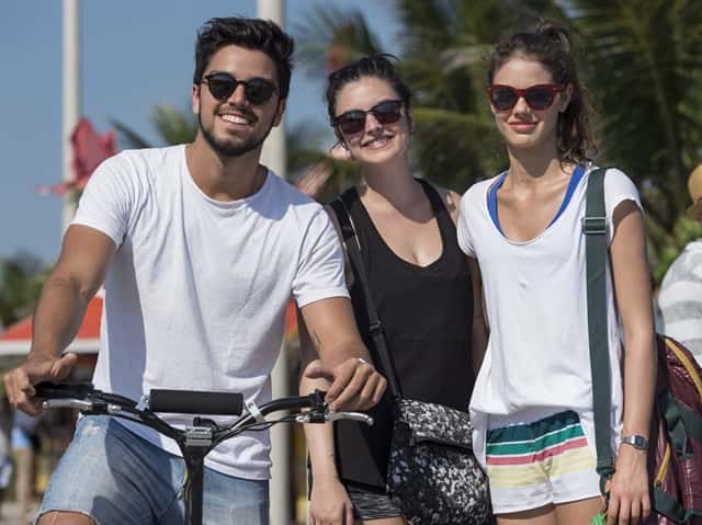 Rodrigo Simas, Isabela (Laura Neiva), Amanda (Brunna Martins) (Foto: Globo/Estevam Avellar)