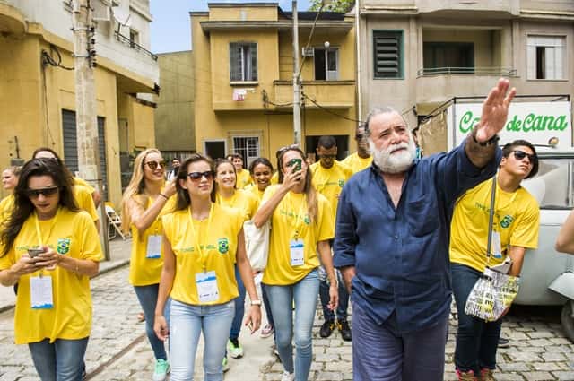 Encontro Olímpico - O ator Tony Ramos apresenta a cidade cenográfica da novela 'A Regra do Jogo' aos atletas do Time Brasil (Foto: Globo/João Miguel Júnior)