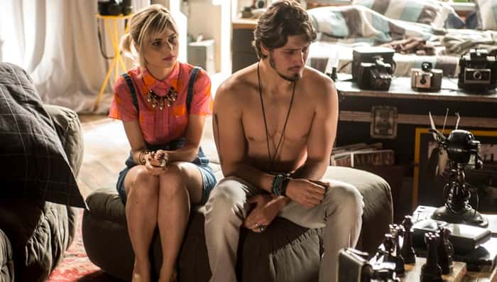 Rafael (Daniel Rocha) ainda está chorando. Lu (Julianne Trevisol) vai consolá-lo. A principio ele fica inerte. Lu tenta abraça-lo e ele reage agressivo (Foto: Globo/Renato Rocha Miranda)