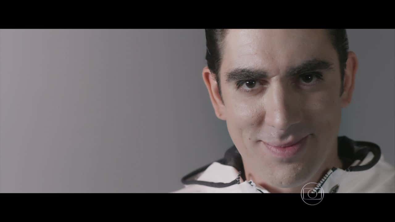 Marcelo Adnet no clipe em que revela spoilers no "Tá no Ar" (Foto: Reprodução/Globo)