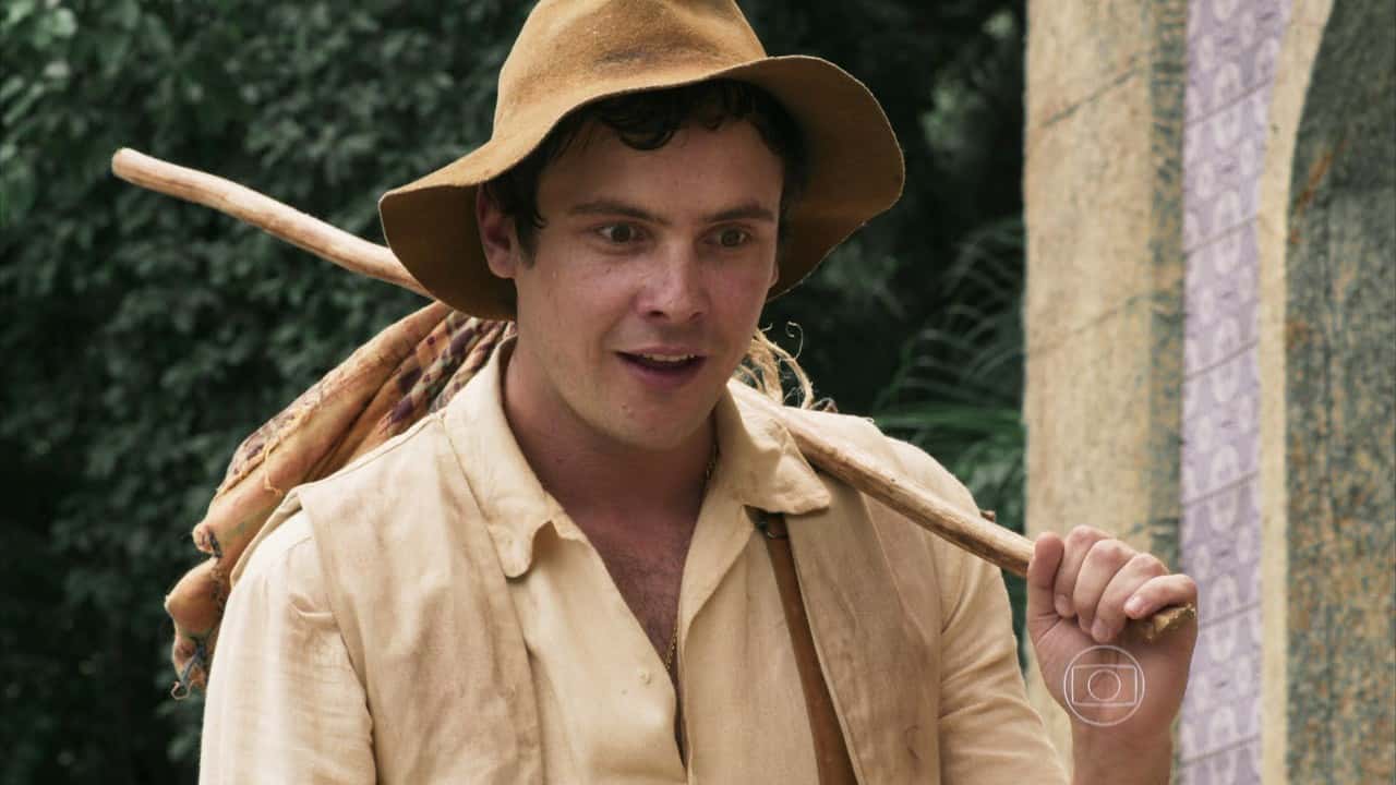 Candinho (Sergio Guizé) em cena de "Êta Mundo Bom", novela das seis da Globo (Foto: Reprodução/Globo)