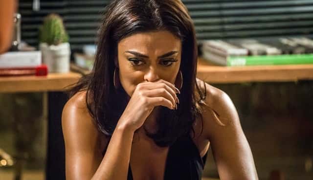 Carolina (Juliana Paes) perplexa e ainda sem acreditar no que Pietro (Marat Descartes) acabou de dizer. Ele contou que Arthur (Fábio Assunção) fez vasectomia (Foto: Globo/Paulo Belote)