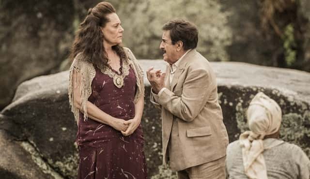Cunegundes (Elizabeth Savala) e Quinzinho (Ary Fontoura) o batiza de Candido em cena do primeiro capítulo de "Êta Mundo Bom" (Foto: Globo/João Cotta)