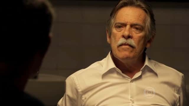 Gibson (José de Abreu) em cena de "A Regra do Jogo" (Foto: Reprodução/Globo)