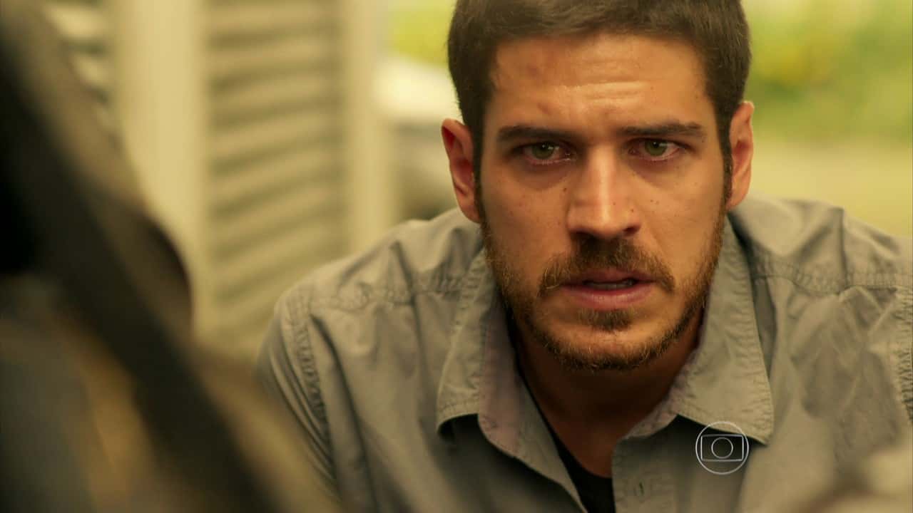 Dante (Marco Pigossi) em cena que flagra Romero (Alexandre Nero) com a facção em "A Regra do Jogo" (Foto: Reprodução/Globo)