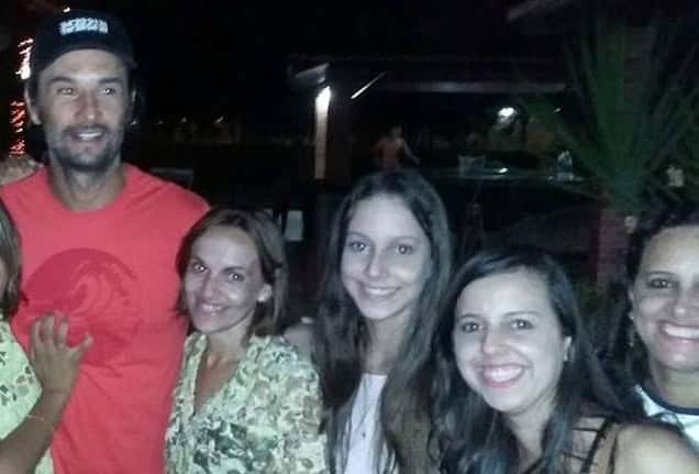 Rodrigo Santoro posa ao lado de fãs em Mossoró. (Foto: Reprodução)