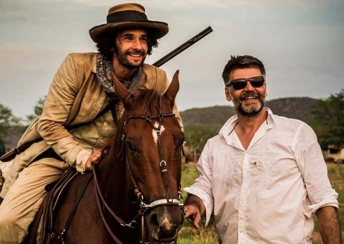Luiz Fernando Carvalho ao lado de Rodrigo Santoro. (Foto: Cauiá Franco/ Globo)